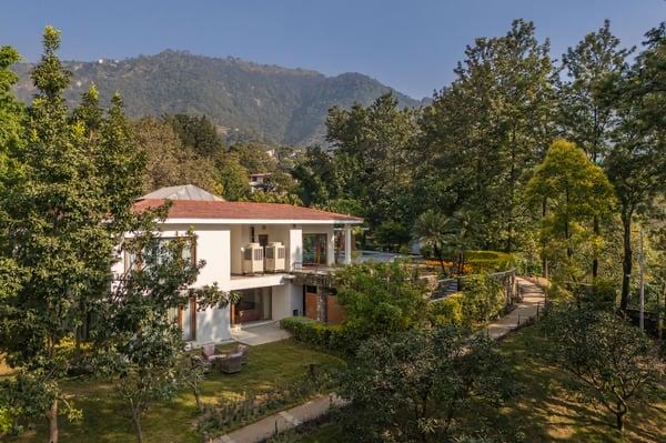 Villa-style hill home with mountain backdrop near Dehradun