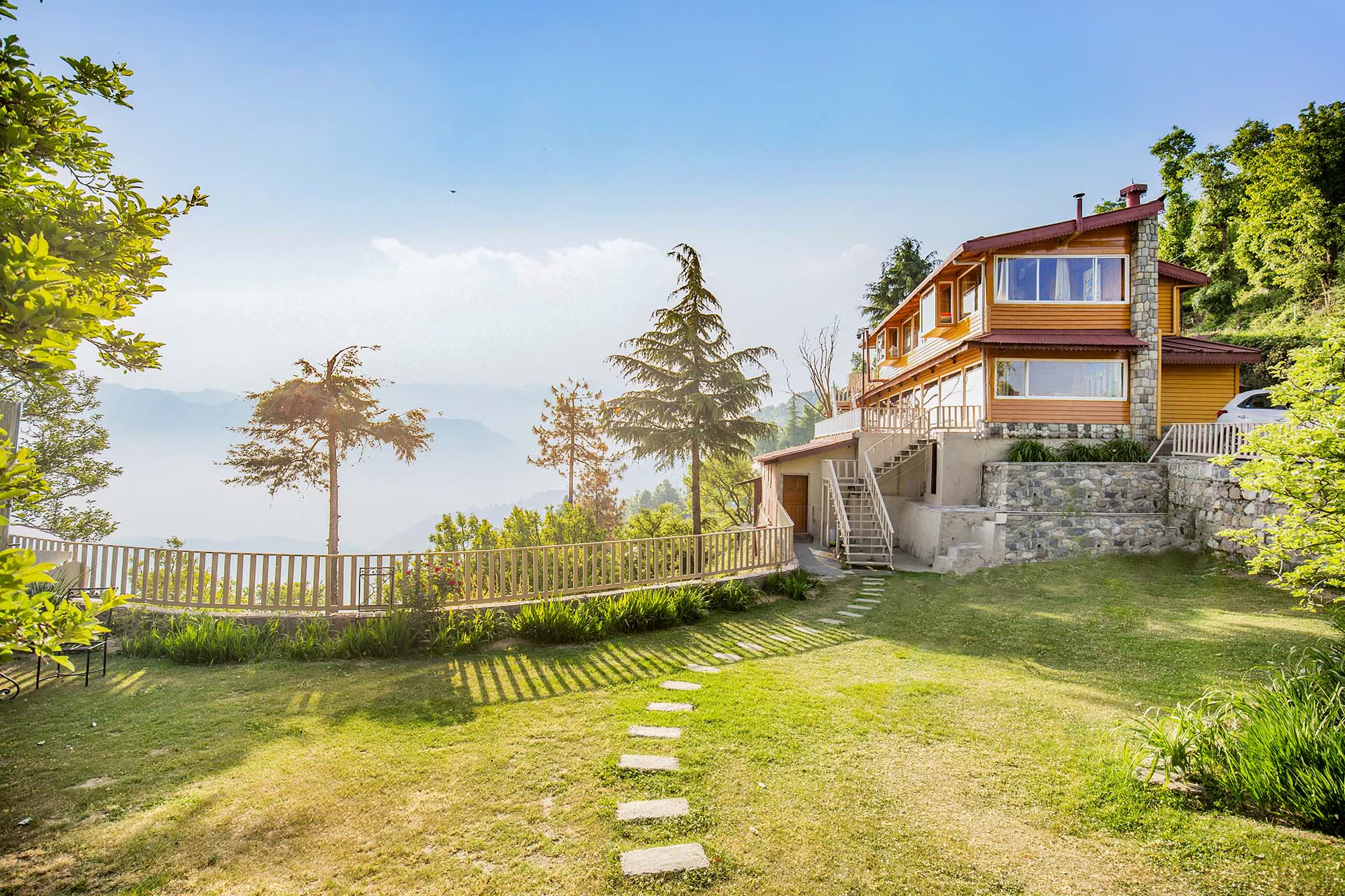 Wooden hillside cottage overlooking the clouds in Kanatal